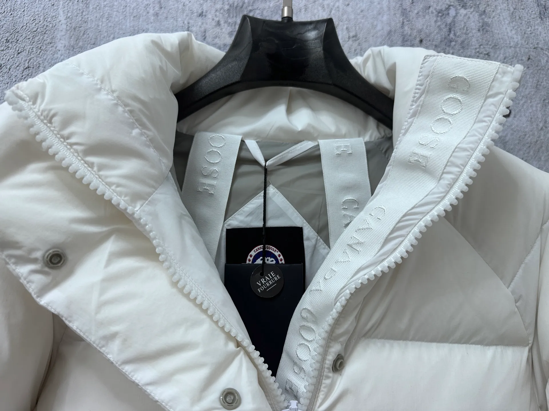 P740 【𝗖𝗔𝗡𝗔𝗗𝗔 𝗚𝗢𝗢𝗦𝗘】Capsule Series Macaron White Label Fabric: Made of soft EnduraLuxe fabric imported from DuPont, CORDURA, USA, which enhances the durability of easy-to-wear parts, is lightweight and durable; the liner is made of 400T anti-velvet gallbladder, which is comfortable, soft and non-velvet. : Equipped with a detachable hood, which can be adjusted in two directions, and is also filled with down, which brings greater softness and wrapping around the head and neck, and is full of warmth. This parka features white trim on the back and sides, and the hardware locks are all original and custom-made to match the muted fabric color. Goose label: The official website’s new series of silicone material labels, non-embroidery labels. Length: Fit hip-length. Size: XS-L